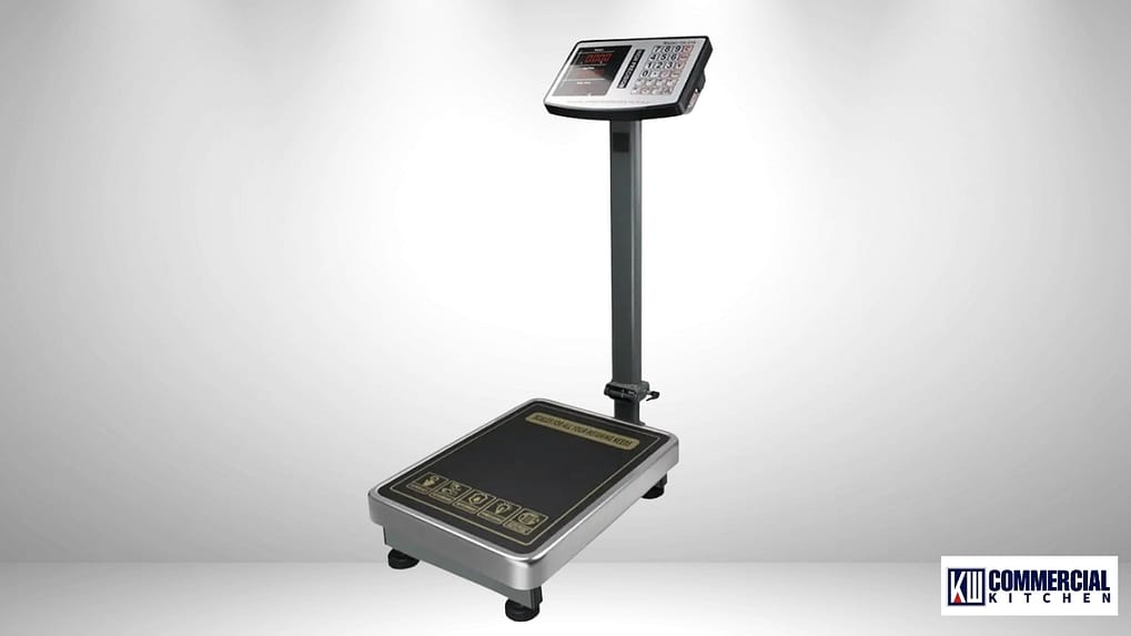 Stainless platform kitchen scale with large backlit display for prep‑room portioning, packing and batch recipes in cafes and restaurants.