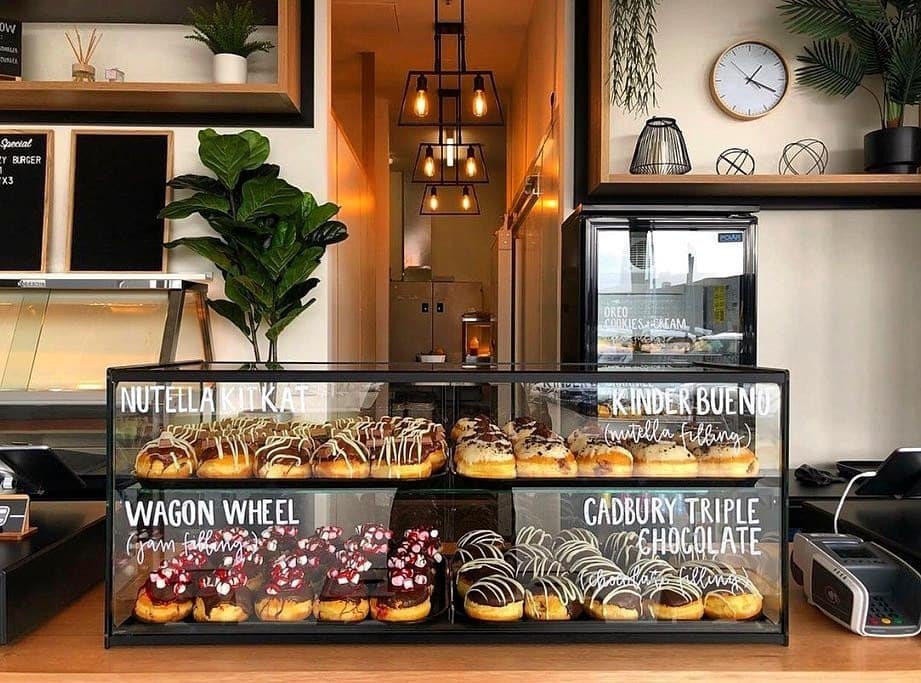 Sayl ADS0036 Two Tier Ambient Display – 920mm, Tempered Glass Cabinet - Image 2